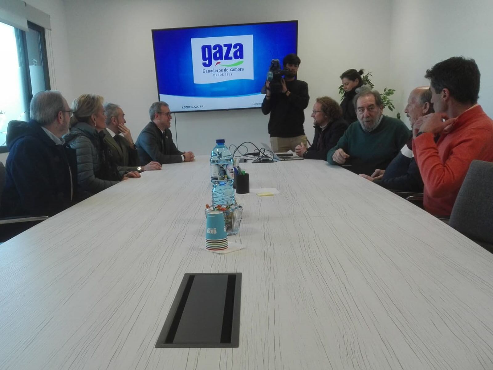 Encuentro entre Mariano Veganzones (primero por la izquierda) y representantes de la empresa GAZA