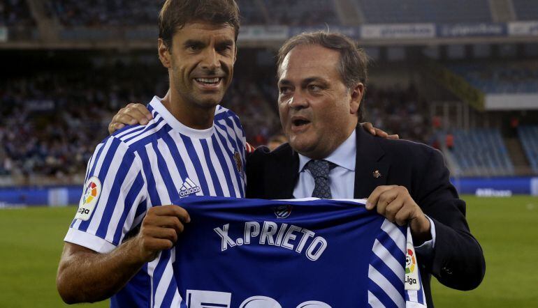 El jugador de la Real Sociedad Xabi Prieto, recibe una camiseta conmemorativa con motivo de su partido número 500 de manos de su presidente, Jokin Aperribay.