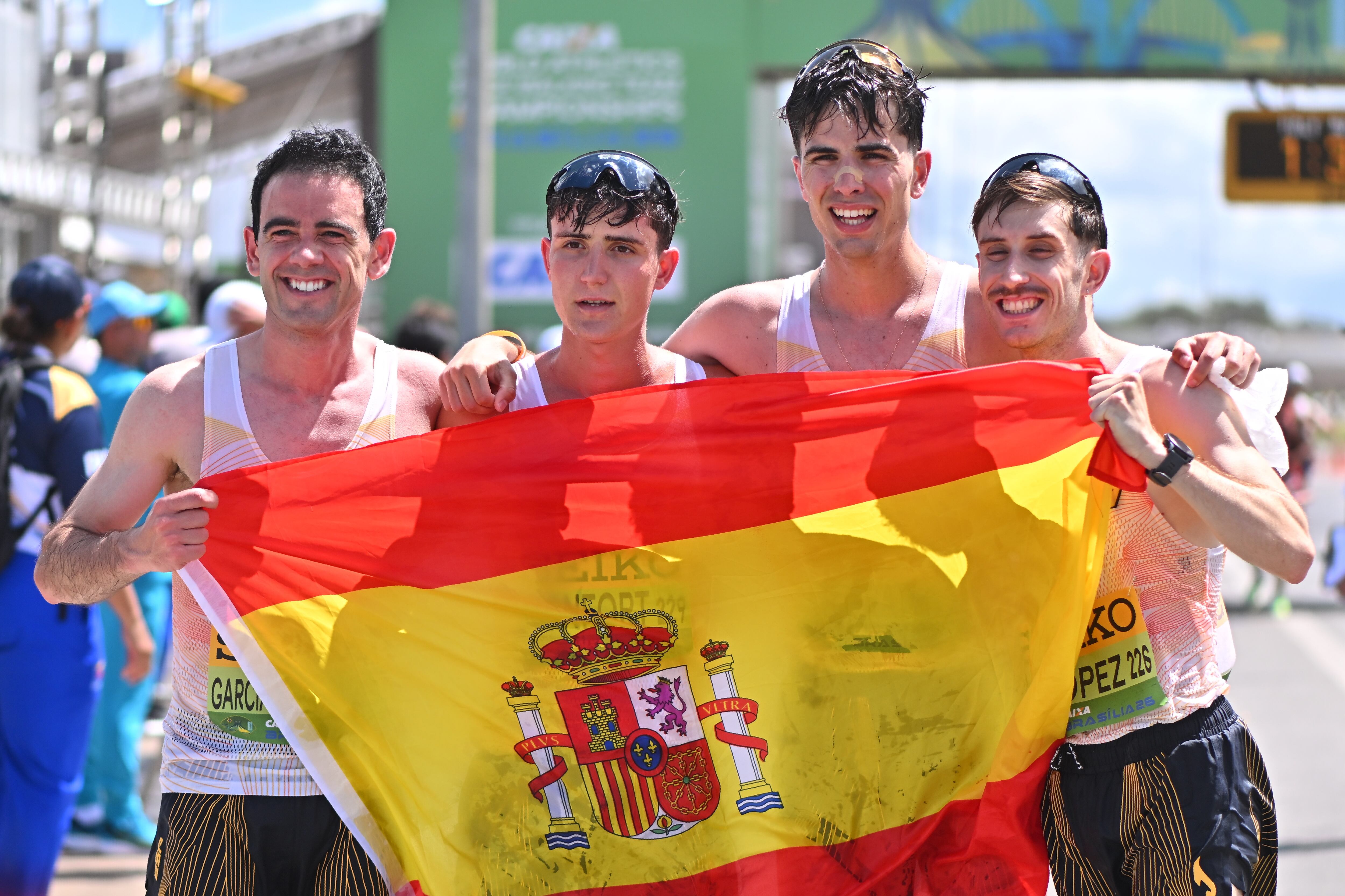 AME2607. BRASILIA (BRASIL), 12/04/2026.- Los españoles Diego García Carrera (i), Daniel Monfort (2-i), Paul McGrath (2-d) y Álvaro López posan al finalizar la media maratón del Campeonato del Mundo de marcha este domingo en Brasilia (Brasil). La cita mundialista, que por primera vez se celebró en Sudamérica desde su primera edición en 1961, llegó con un nuevo cambio en las distancias. Tras la desaparición de los 50 km en 2022 y la introducción de los 35 km, el campeonato estrenó las pruebas de medio maratón (que sustituye a los tradicionales 20 km) y maratón, después de que en la pasada edición se incorporara el relevo mixto de maratón. EFE/ Andre Borges