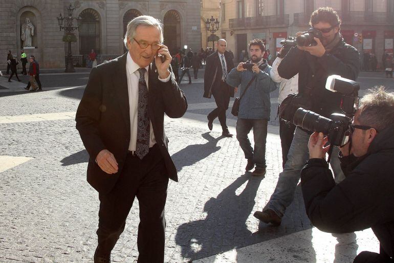 GRA179 BARCELONA, 14/01/2015.- El alcalde de Barcelona, Xavier Trias, a su llegada al Palau de la Generalitat donde crece la expectación a la espera de que el presidente Mas mantenga los últimos contactos con ERC y las entidades soberanistas para desvelar si adelanta o no las elecciones en clave de plebiscito sobre la independencia de Cataluña. EFE/Marta Pérez