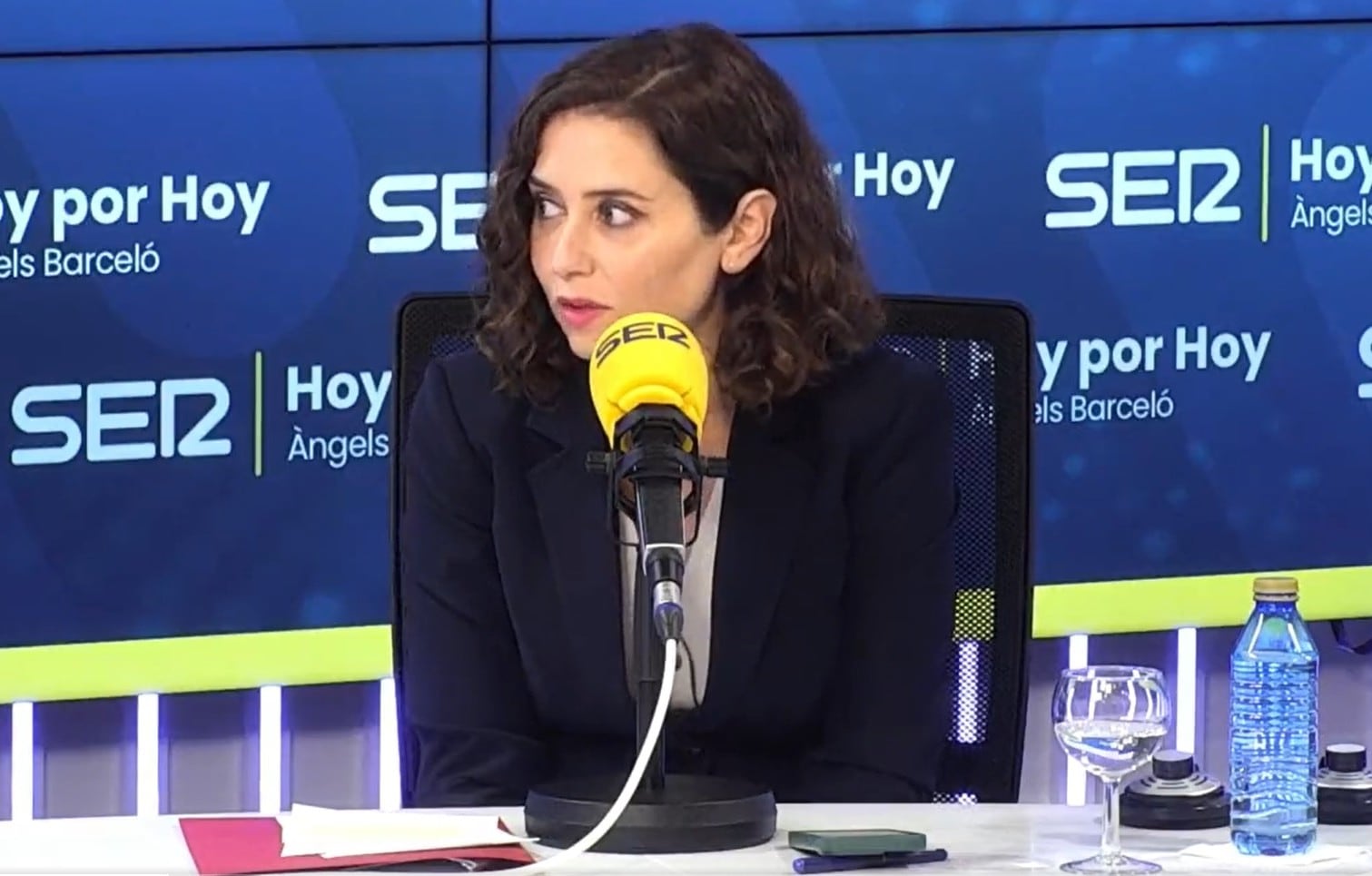 La presidenta de la Comunidad de Madrid, Isabel Díaz Ayuso, en los estudios de la SER.