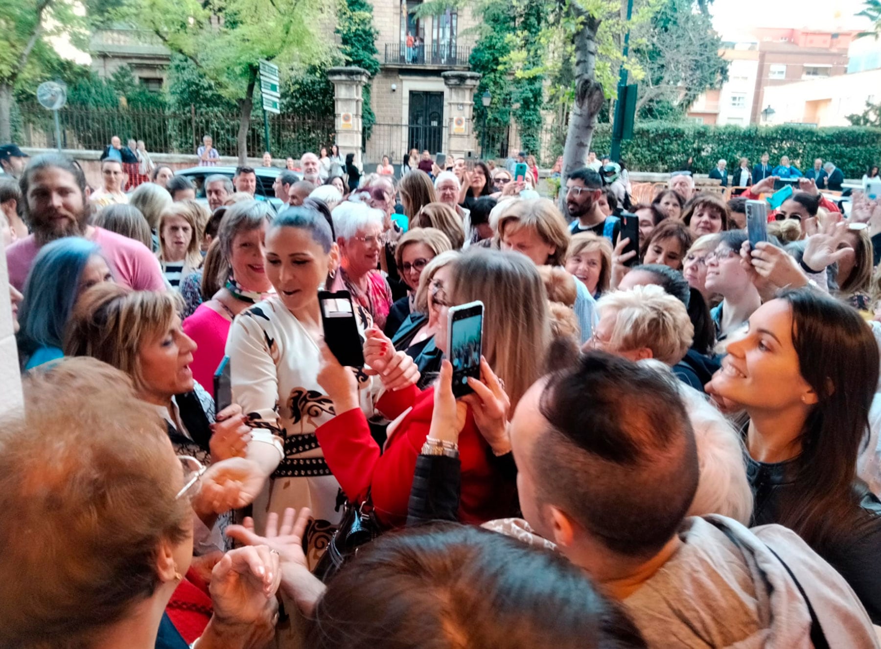 Rosa López a su llegada, en medio de la multitud que se ha agolpado a la entrada de la tienda
