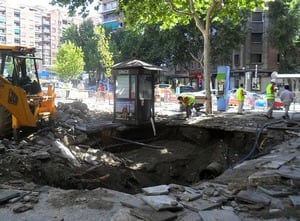 La ruptura de una tubería causa un socavón de tres metros de profundidad