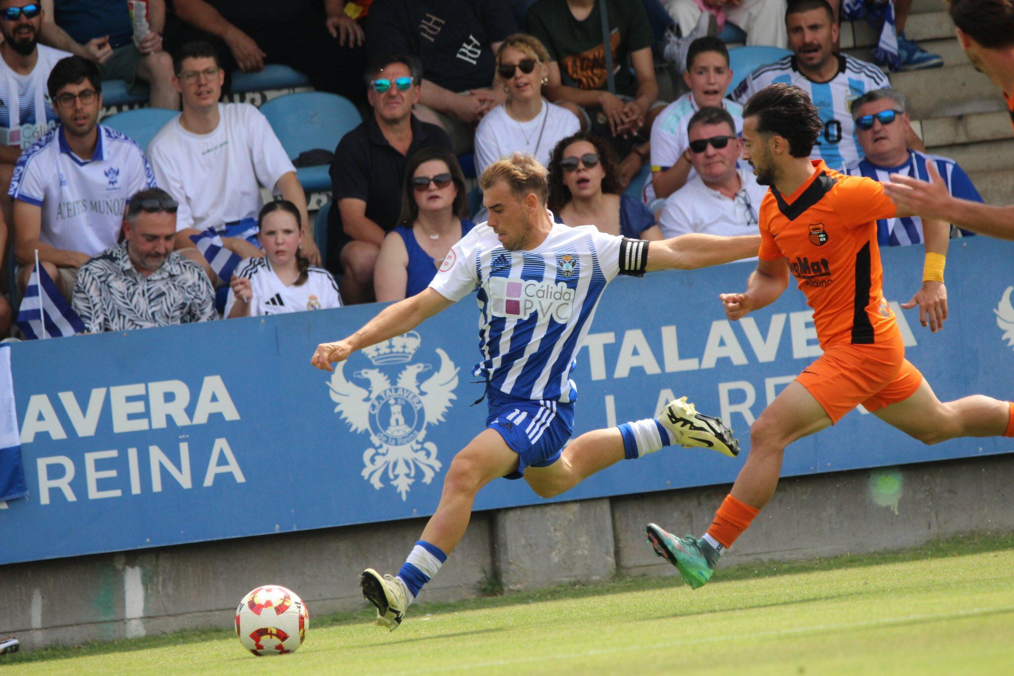 Edu Gallardo, jugador del CF Talavera, durante el partido ante el Torrent FC