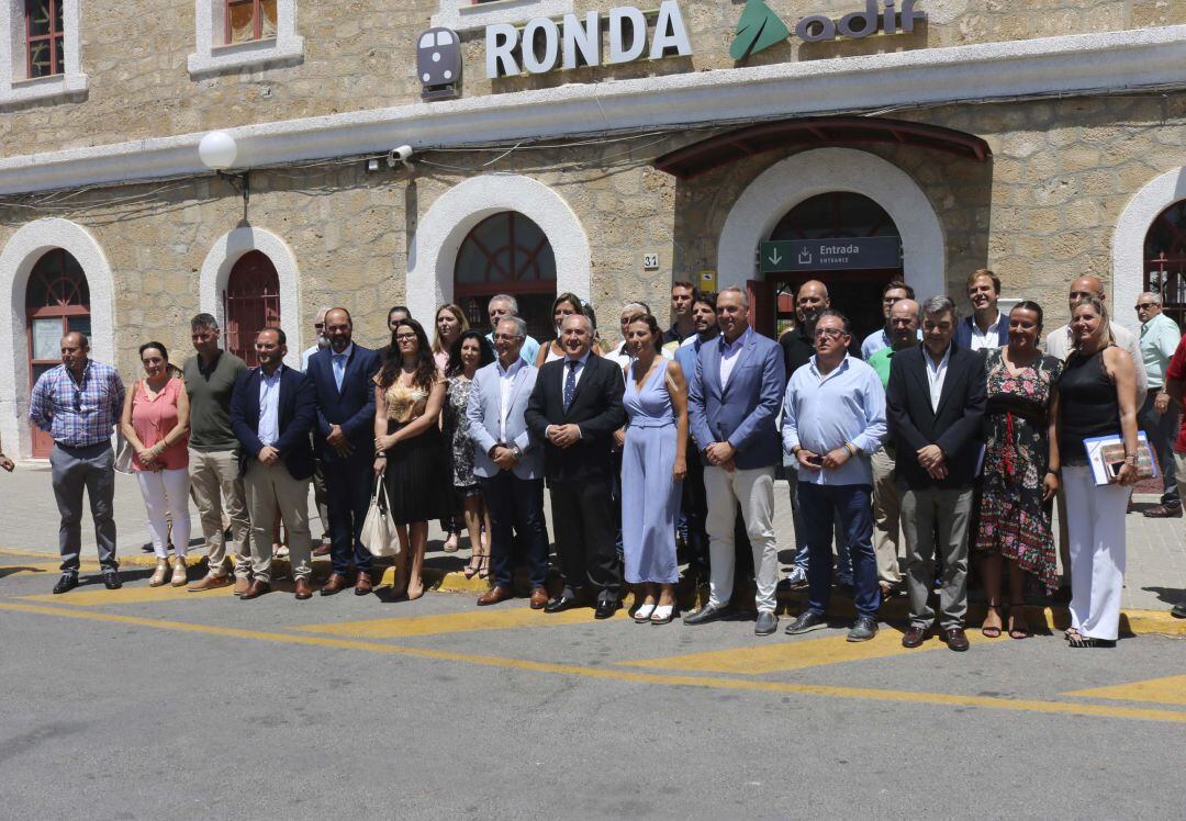 Alcaldes y representantes de colectivos ciudadanos frente a la estación de tren de Ronda