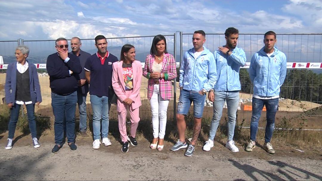 La alcaldesa de Mos, en el centro con chaqueta de cuadros, en la visita a las obras de la Ciduad Deportiva del Celta acompañada de los capitanes del equipo