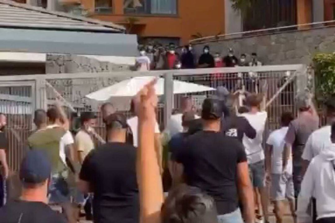 Captura del vídeo en el que varias decenas de ciudadanos increpan a inmigrantes alojados en un hotel del sur de Gran Canaria