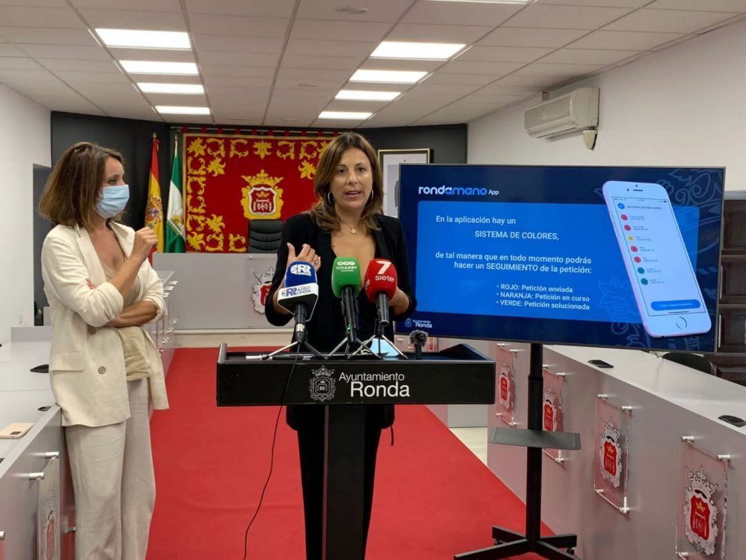 Imagen de archivo. La delegada de Obras, Concha Muñoz, y la alcaldesa de Ronda, Mari Paz Fernández, en la presentación de la app