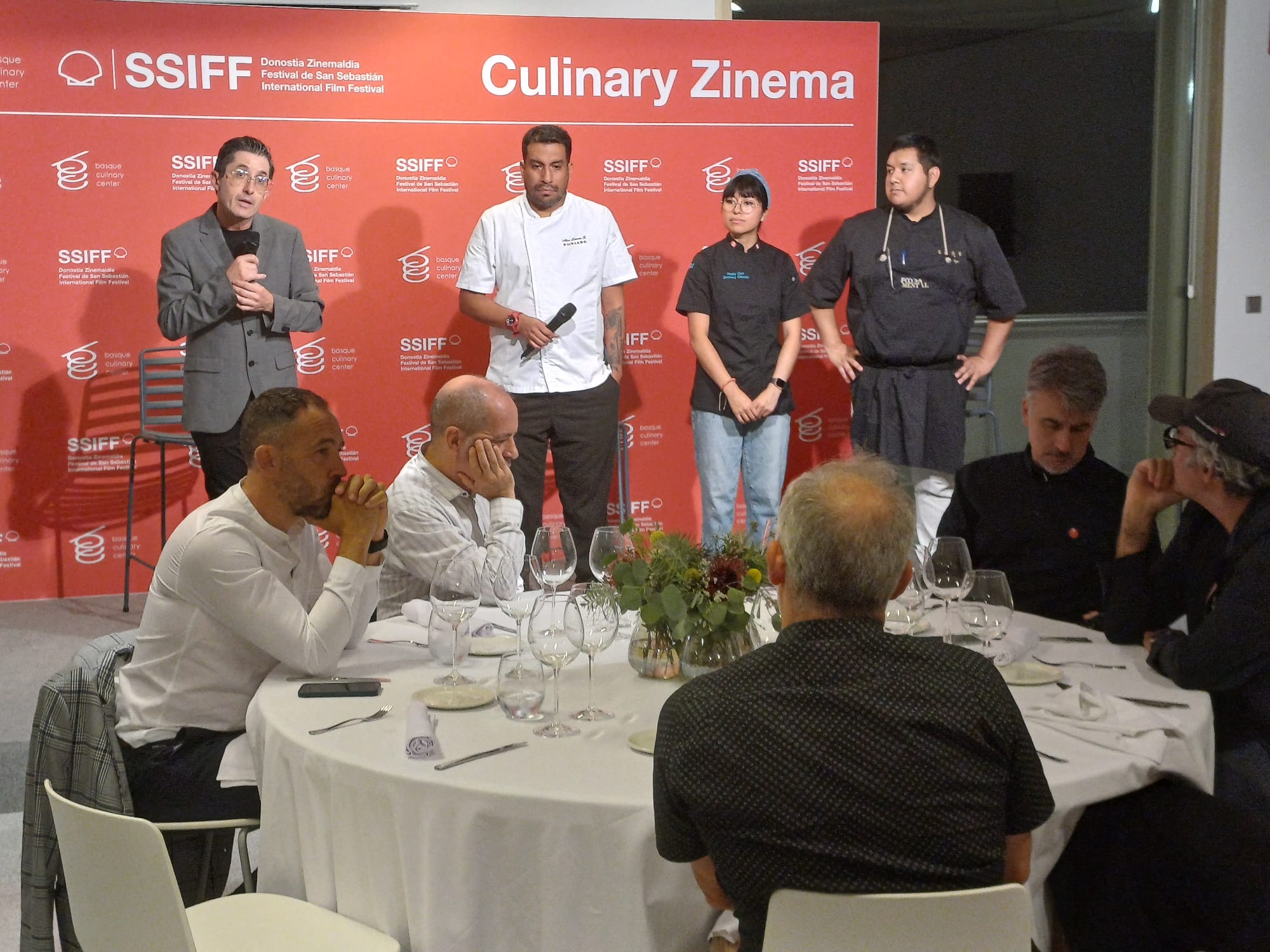 El director del Basque Culinary Center, Joxe Mari Aizega, en la presentación de la cena inspirada en el documental &#039;Pachacútec&#039;, junto a sus tres protagonistas.