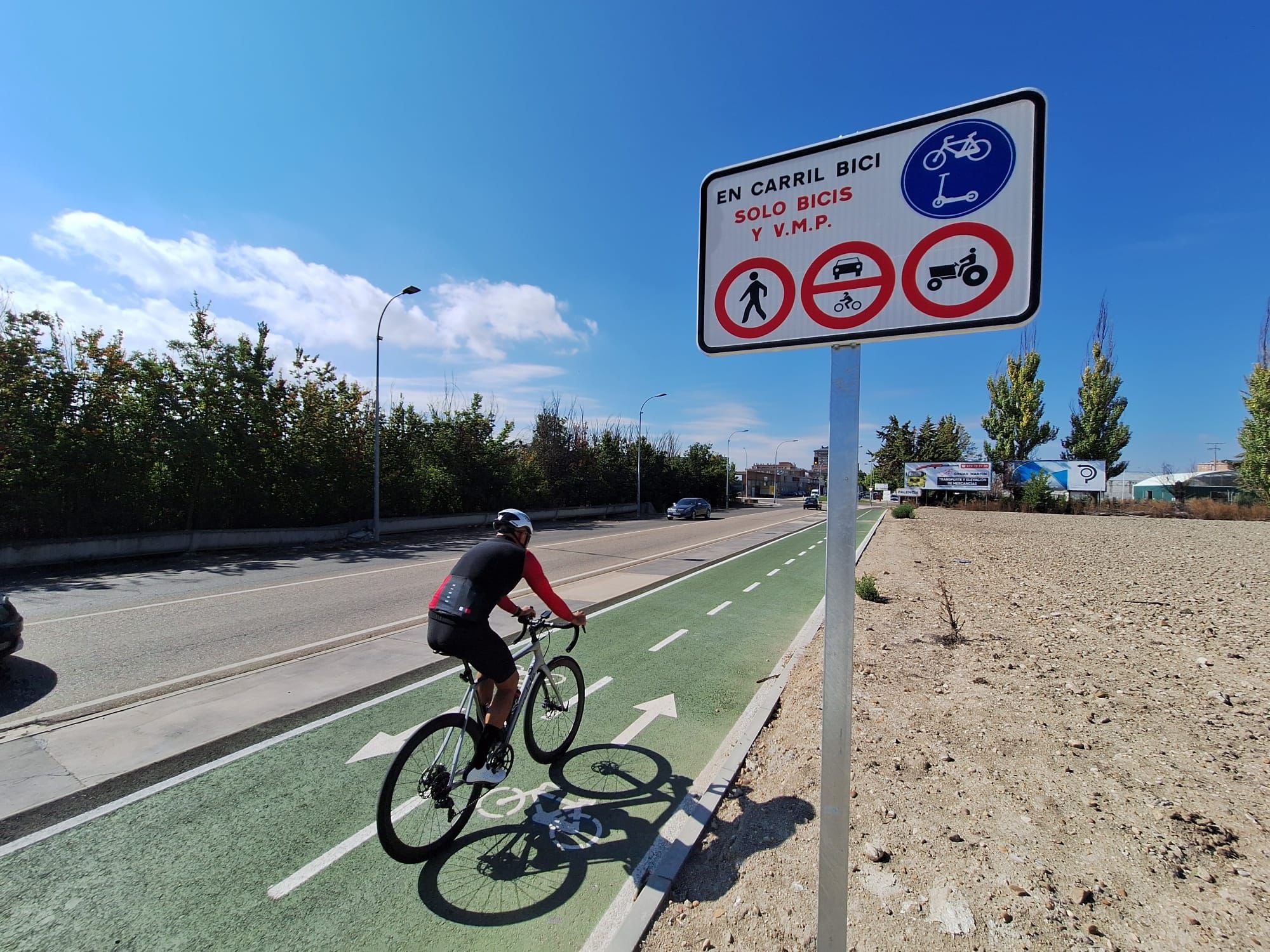 Tráfico recuerda que las bicicletas y patinetes deben utilizar obligatoriamente el carril bici entre Palencia y Villalobón