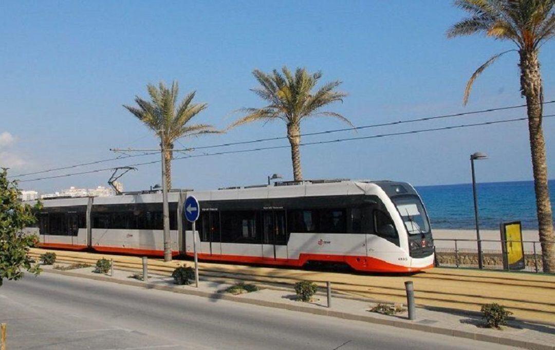 El TRAM d&#039;Alacant a su paso por la playa de Muchavista