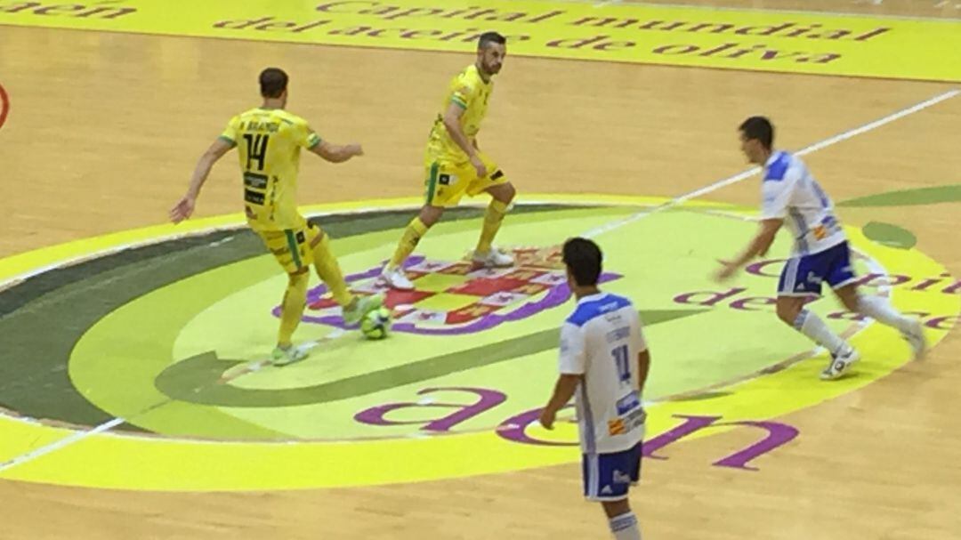Saque inicial del encuentro entre Jaén Paraíso Interior y Zaragoza.