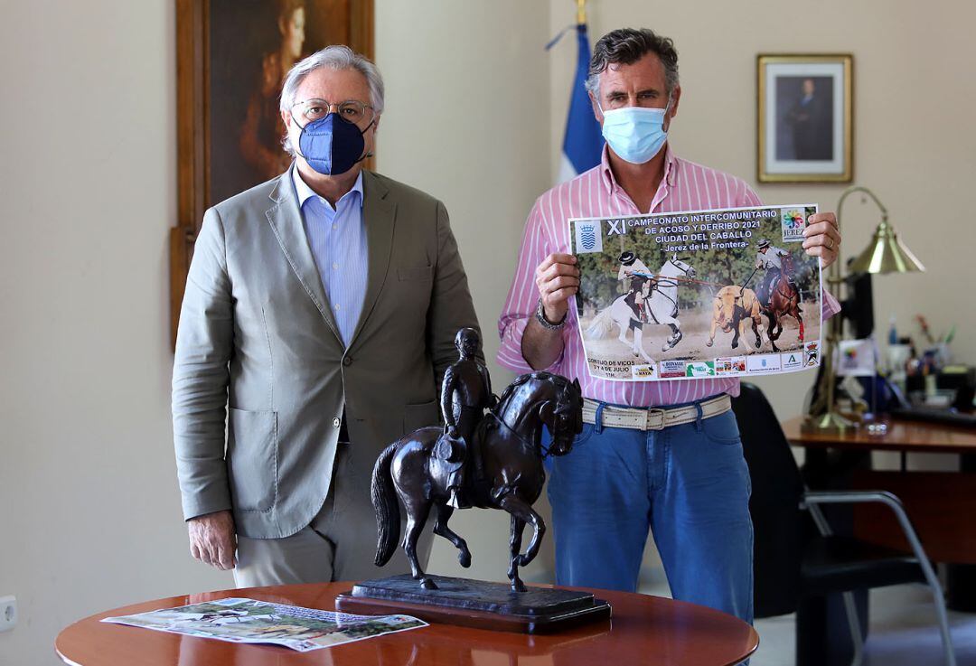 Francisco Camas (izquierda), teniente de alcaldesa de Dinamización Cultural, y Luis Erquicia, presidente de la Asociación Garrochista y vocal de la Federación Hípica Andaluza