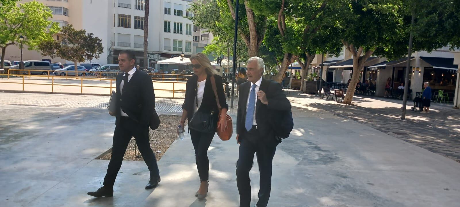 La interventora del Consell de Ibiza junto a sus abogados a su llegada a los juzgados