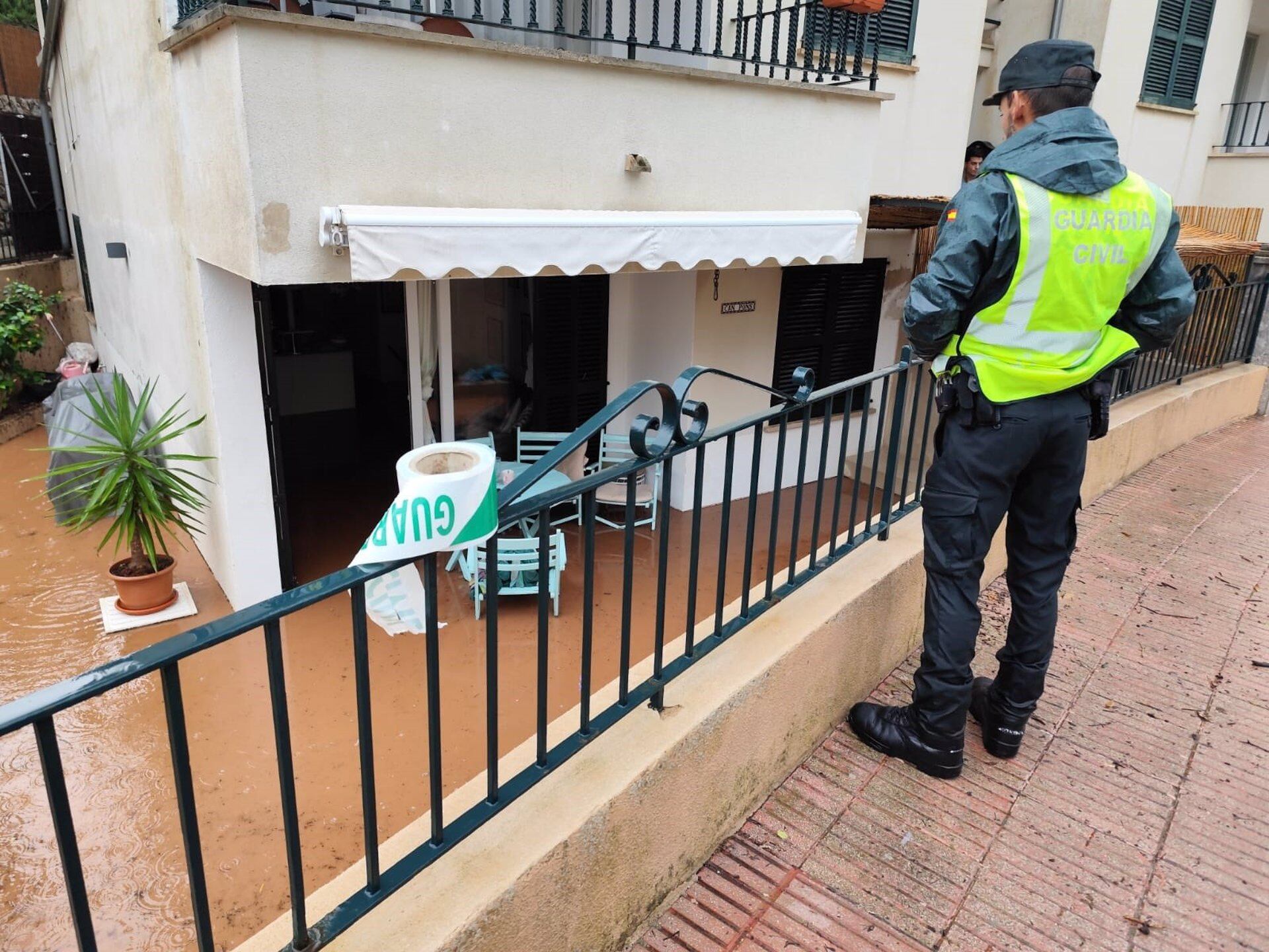 15/08/2024 Vivienda inundada en el Puerto de Sóller..

La Guardia Civil ha desalojado este jueves a diez personas por la inundación de sus casas, con casi 50 centímetros de agua, en el Puerto de Sóller.

SOCIEDAD 
GUARDIA CIVIL
