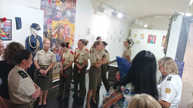 Mujeres uniformadas en la inauguración de la exposición