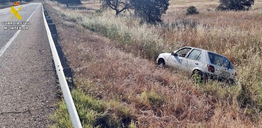 Detenido en Navalvillar de Pela el conductor de un vehículo tras sufrir un accidente con un coche robado, careciendo del permiso de conducir y bajo las influencias del alcohol.