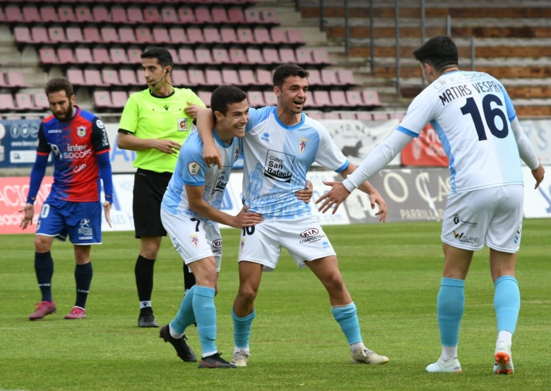 Josiño celebra su gol con Miki Villar y Matías Vesprini