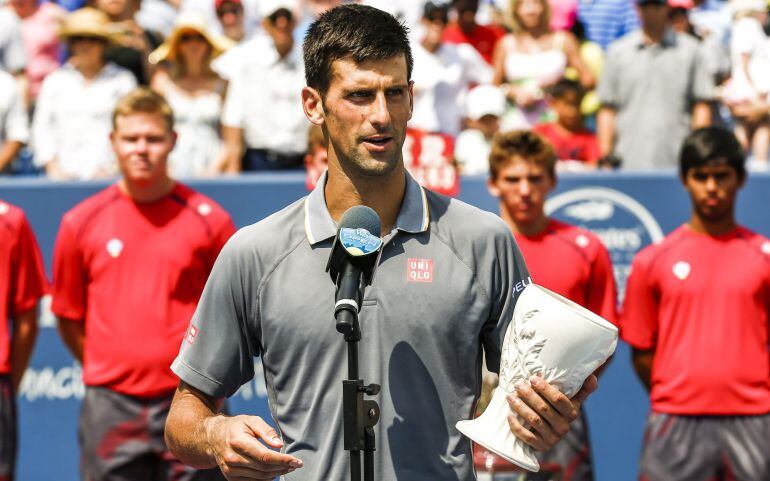 Novak Djokovic se dirige al público de Cincinnati en la entrega de premios.