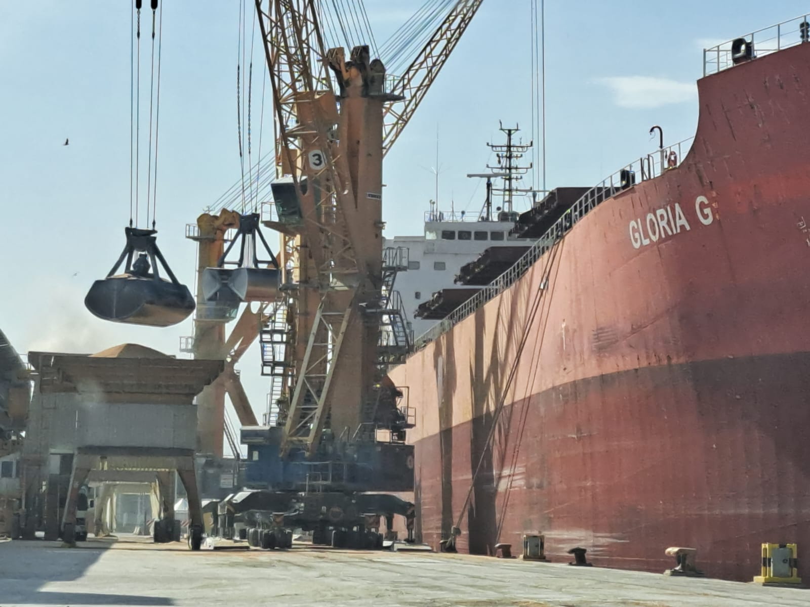 Descarga de graneles en el puerto de València