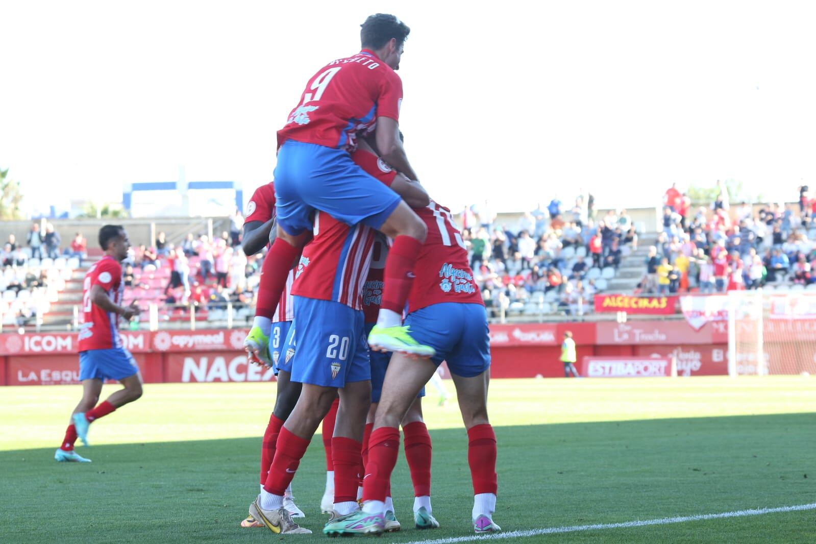 La plantilla celebra uno de los goles