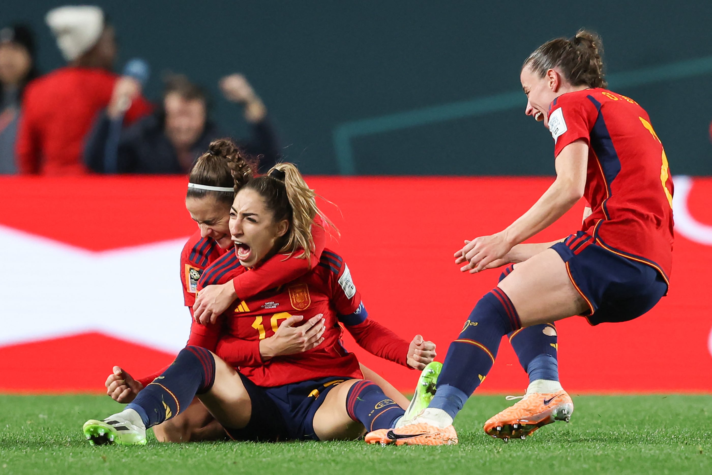 Olga Carmona celebra su gol.