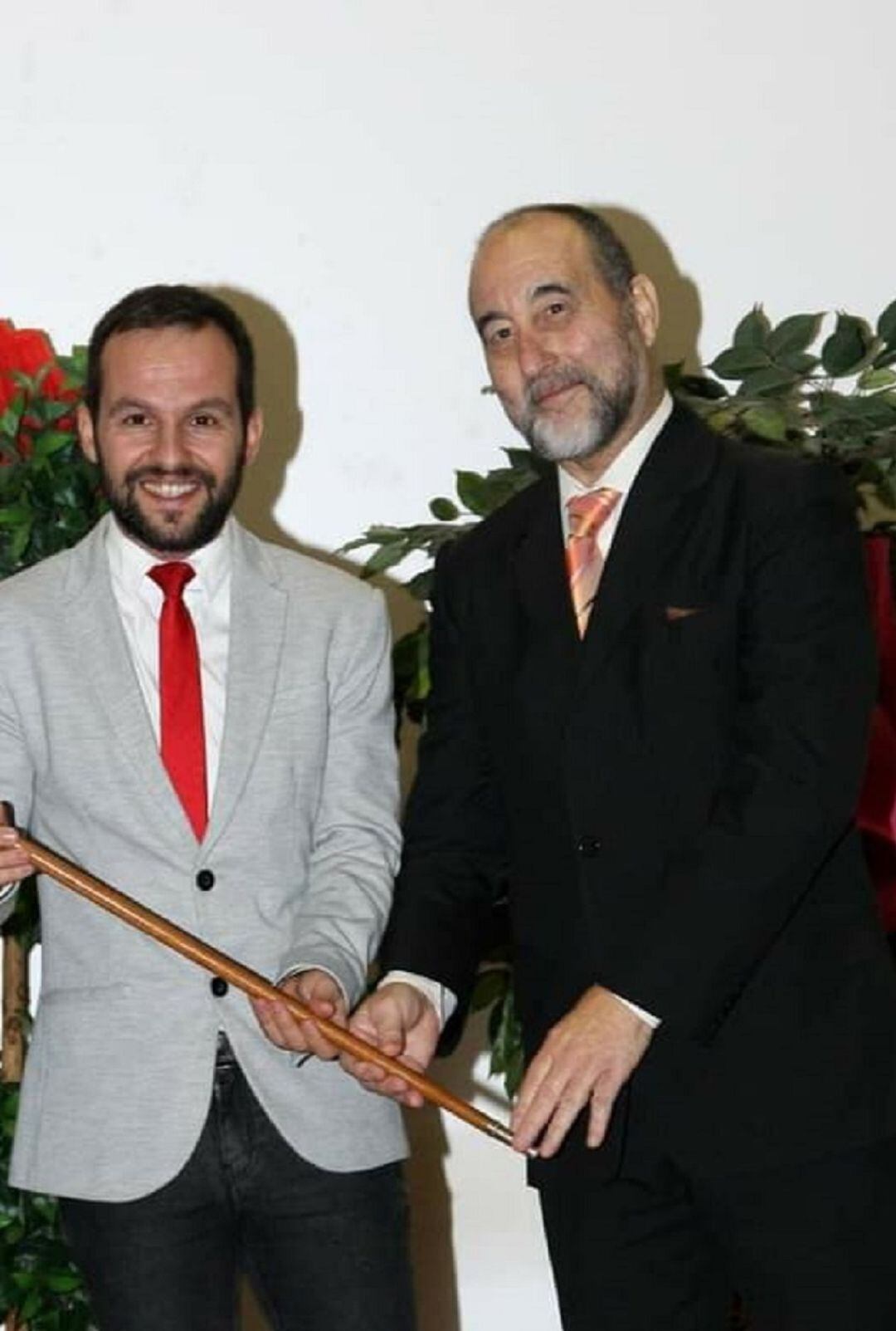 Alejandro Lamalfa en primer término junto al actual alcalde de Barruelo de Santullán (Palencia)