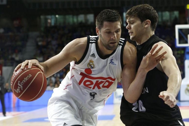 GRA100 MADRID, 26/04/2015.- El jugador del Real Madrid Felipe Reyes y Dejan Todorovic, del Dominion Bilbao Basket, durante el partido de la jornada trigésima de la fase regular de la Liga Acb de baloncesto que ambos equipos disputaron hoy en el Palacio de los Deportes de la capital. EFE/Juan Carlos Hidalgo