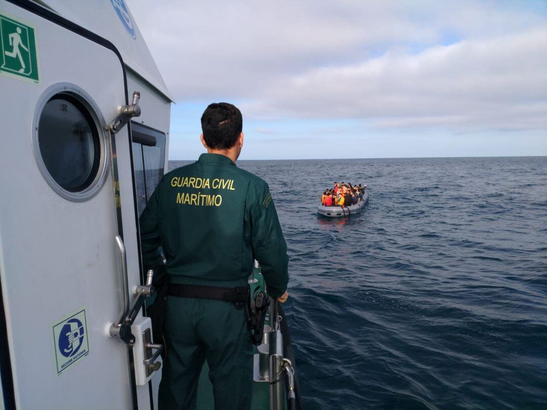 La Guardia Civil intercepta una patera con 11 inmigrantes a bordo en el litoral de la Región