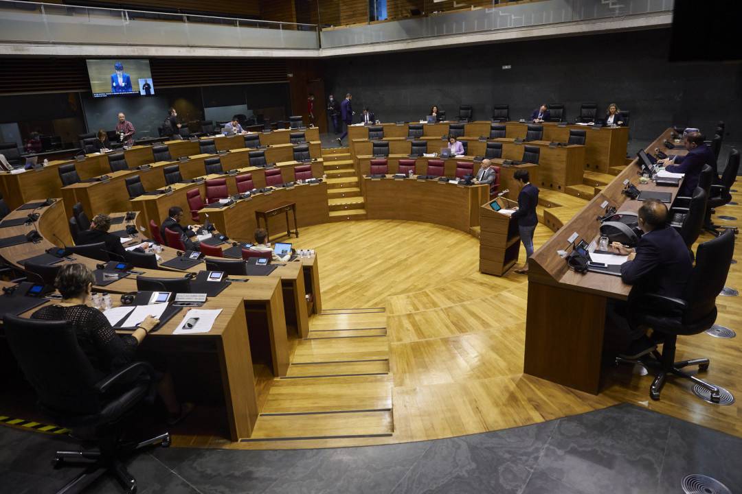 Hemiciclo del Parlamento de Navarra durante una sesión plenaria, en Pamplona