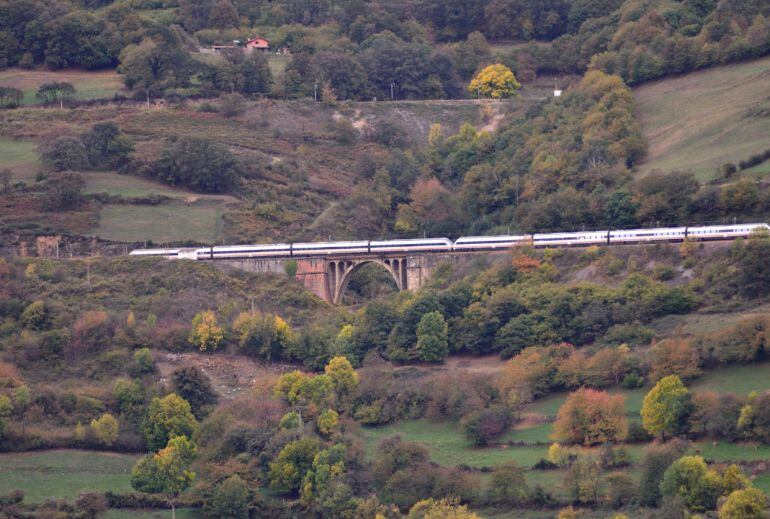 Paso del tren por el trayecto entre León y Gijón