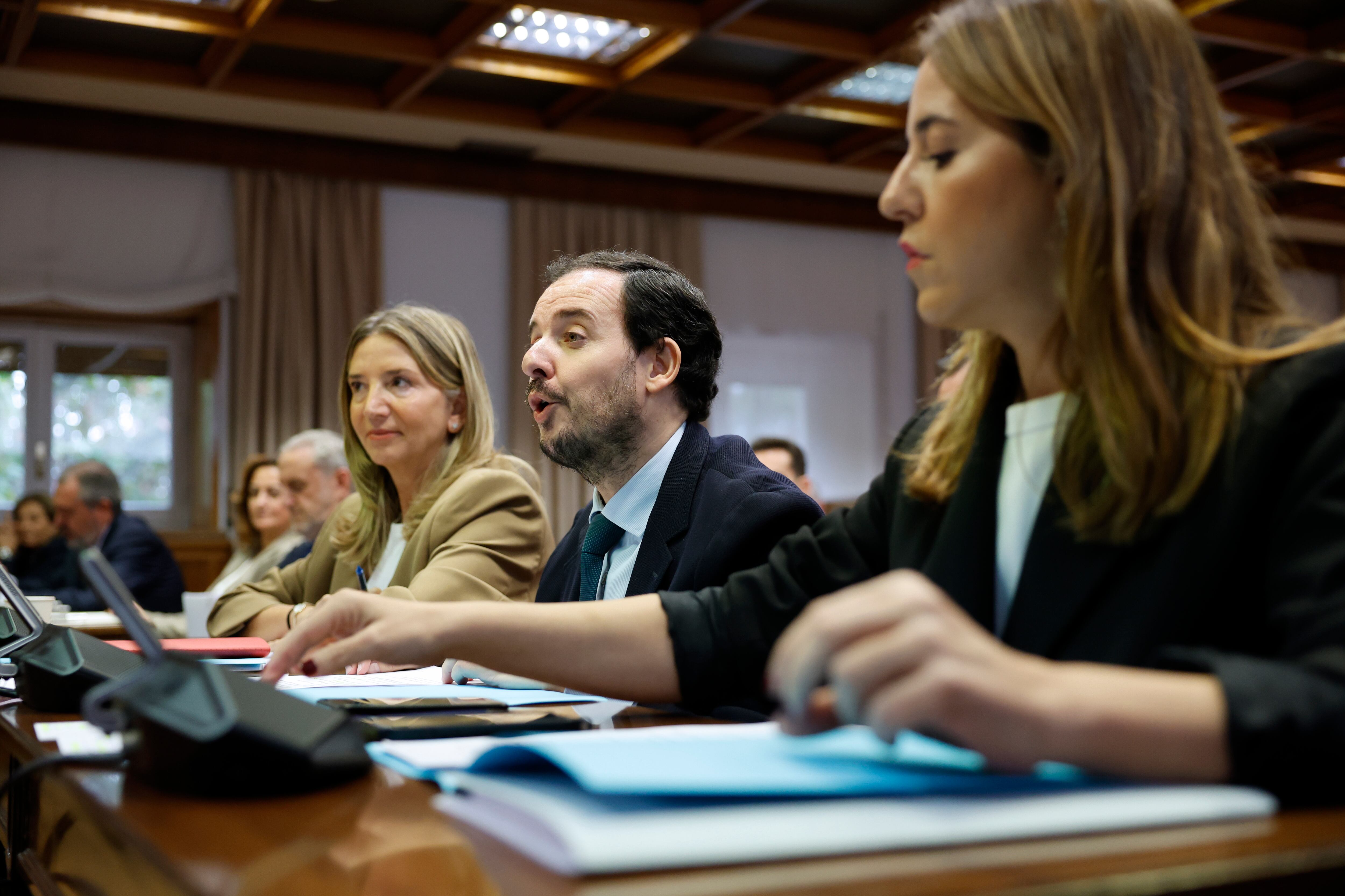 El senador popular y uno de los portavoces de la comisión de investigación del caso Koldo, Alejo Joaquín Miranda de Larra (2d), durante la comparecencia del presidente del Gobierno, Pedro Sánchez, ante dicha comisión, en el Senado.