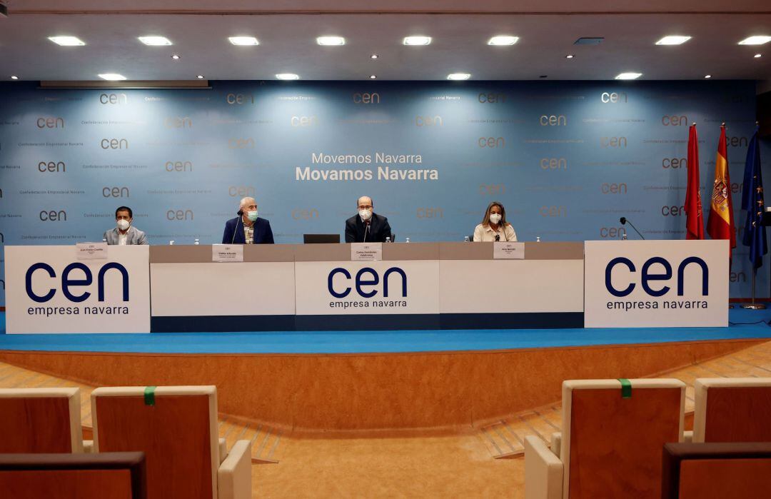 El secretario general de la CEN, Carlos Pérez Valdivielso (2d), el presidente de la FNMC Juan Carlos Castillo (i), el director general de salud del Gobierno de Navarra Carlos Artundo (2i) y la presidenta de AEHN Ana Beriain (d), durante la rueda de prensa