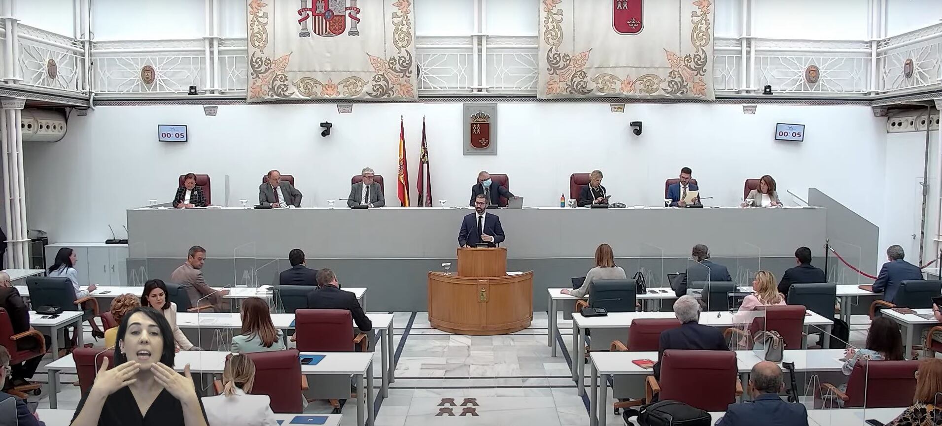 Los grupos parlamentarios dan la réplica a Fernando López Miras