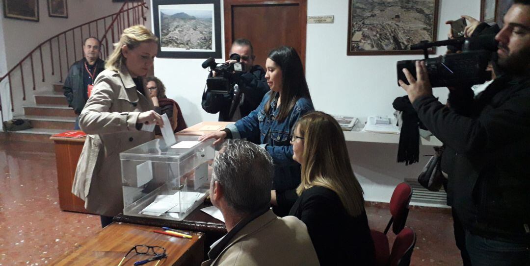 Marian Adán vota en su colegio electoral de Quesada.