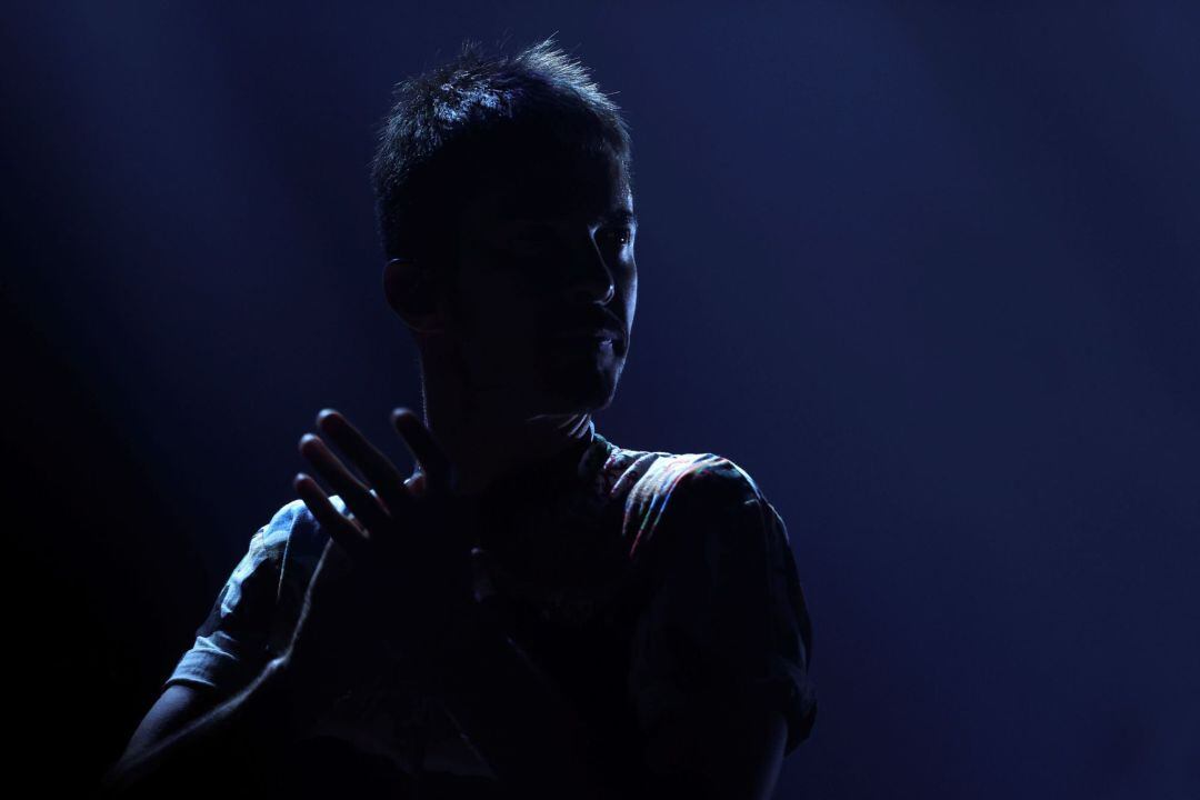 El cantante de la banda de indie rock Vetusta Morla, &quot;Pucho&quot;, durante el concierto que han ofrecido hoy lunes en el Teatro Real de Madrid. 