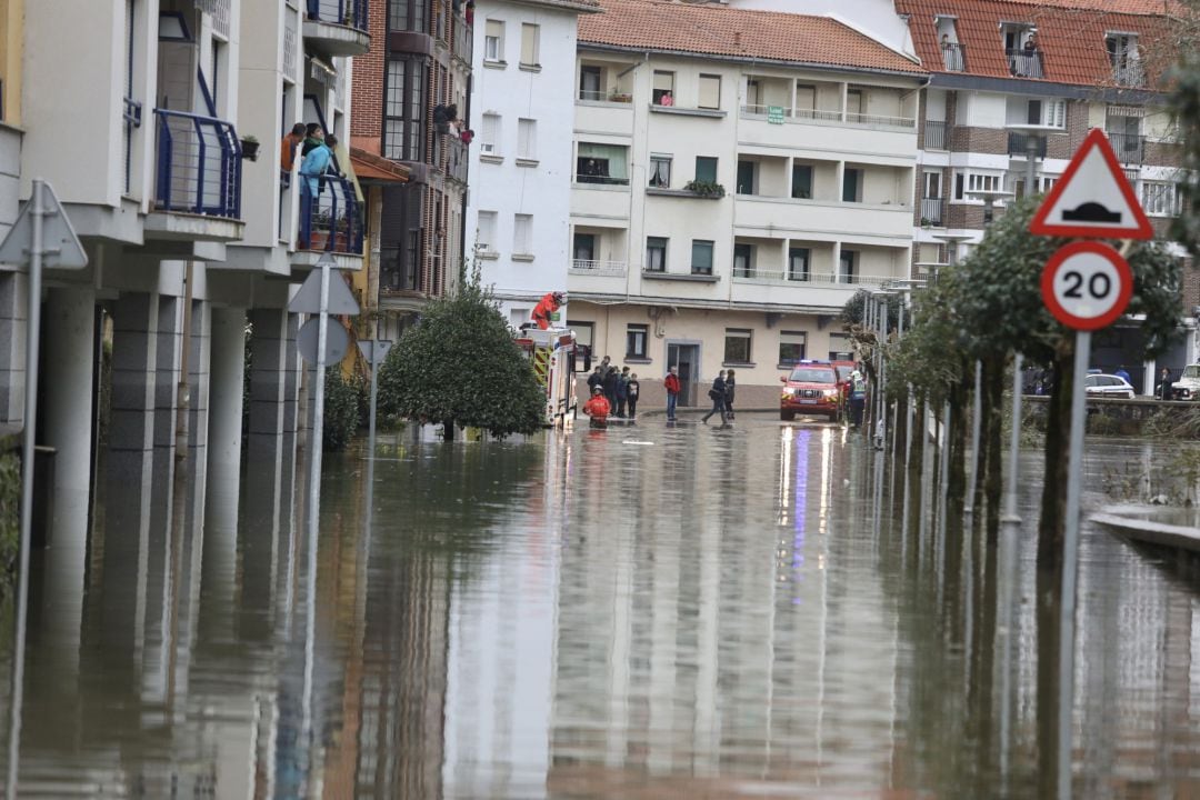 Una calle inundada en el municipio de Mendaro