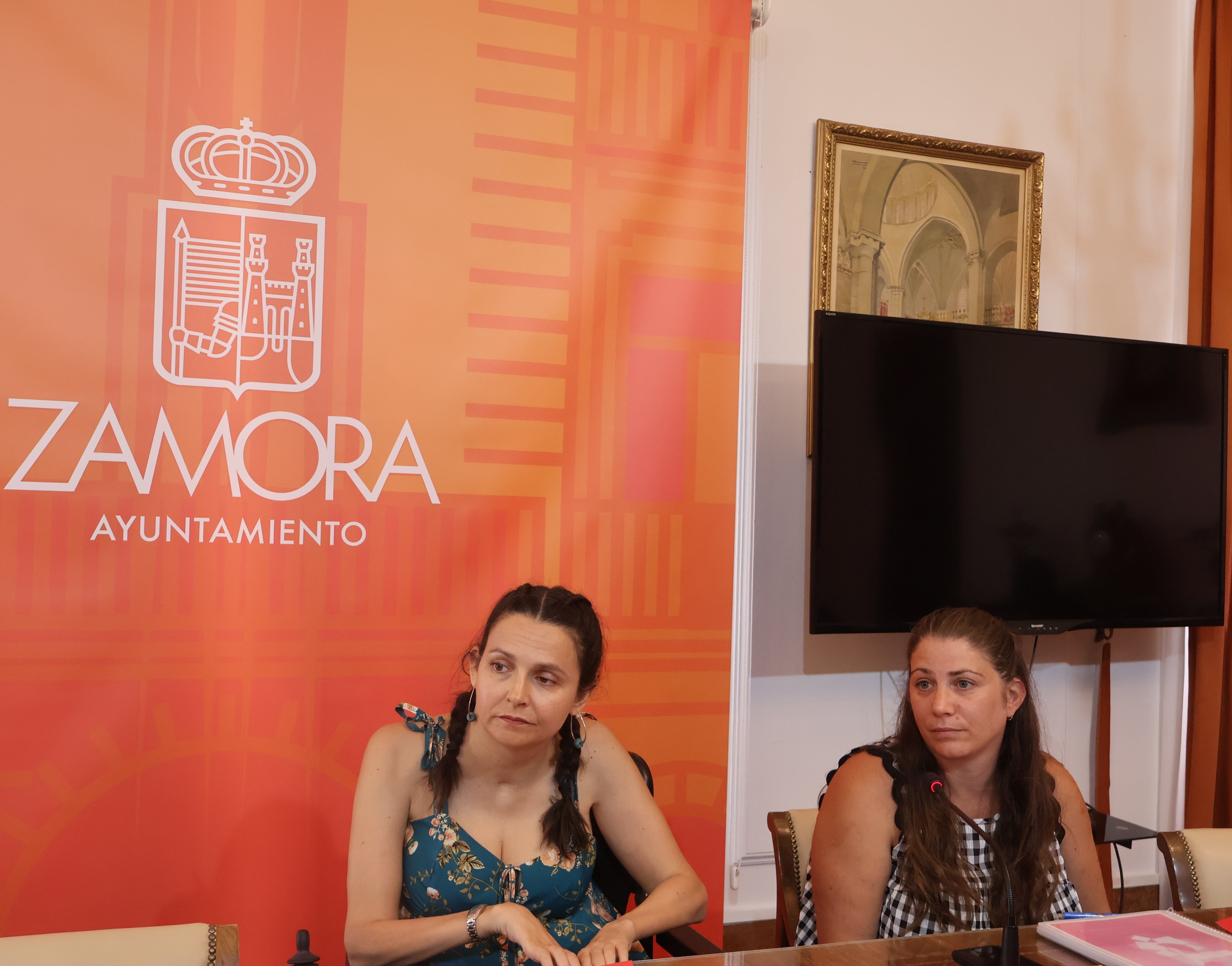 María Eugenia Cabezas, concejala de Cultura en el Ayuntamiento de Zamora, y Jessica Baz, organizadora del &#039;Terraza Fest&#039;