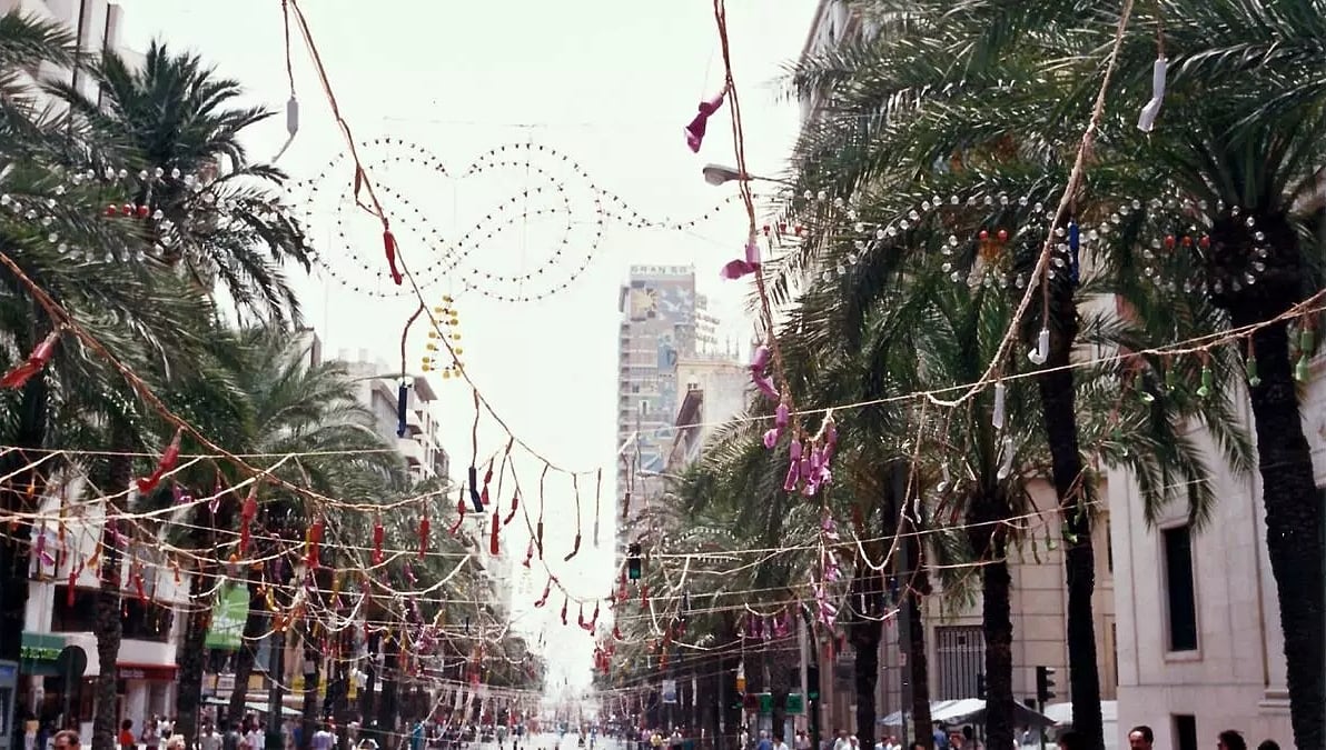 Los preparativos de la mascletà que se llevó a cabo en la Rambla de Méndez Núñez en 1988