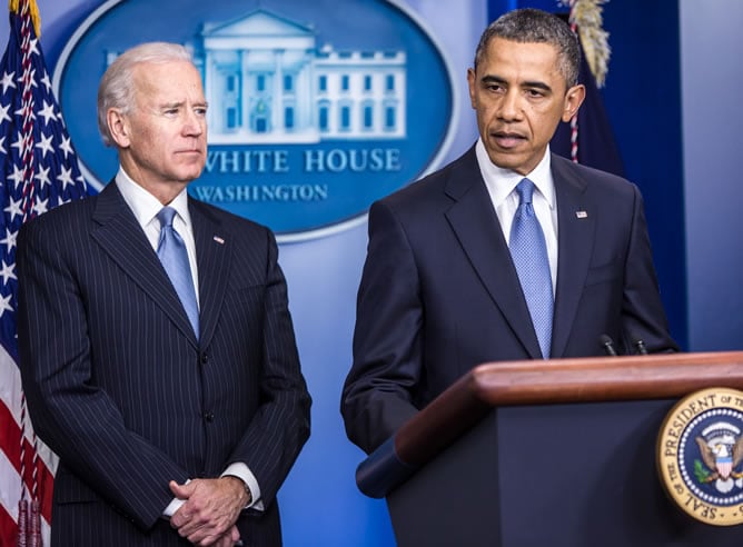 El presidente Barack Obama habla junto al vicepresidente Joe Biden en la Sala de Conferencias en la Casa Blanca