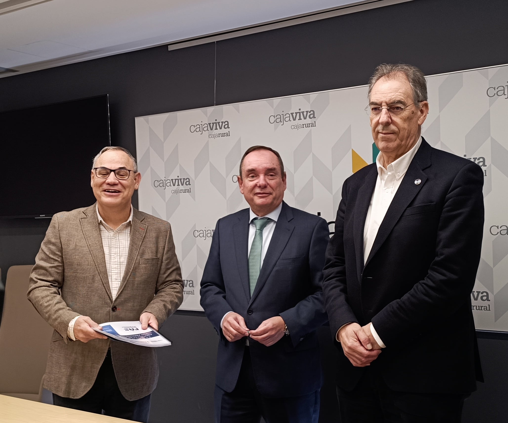 El director general de CajaViva en Burgos, Ramón Sobremonte, entre el presidente de FAE, Miguel Ángel Benavente (dcha) e Íñigo Llarena, de la patronal