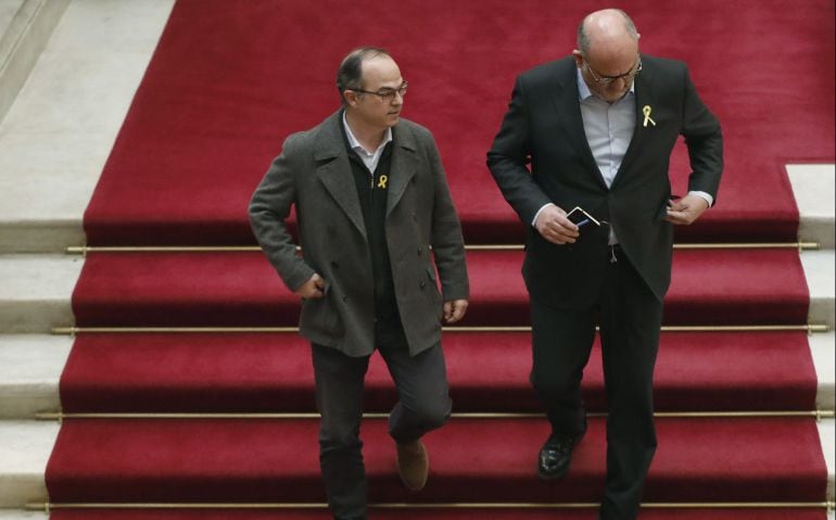 El diputado de Junts per Catalunya, Jordi Turull (i) junto al portavoz parlamentario del grupo, Eduard Pujol (d) 