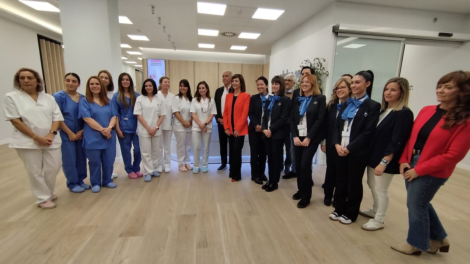 Parte del equipo asistencial que atenderá el Centro Médico Recoletas Salud de Virgen del Manzano, junto a Amando Rodríguez, presidente del Grupo Recoletas; y Pilar Gómez, gerente del Hospital Recoletas Burgos. / Foto: Radio Castilla