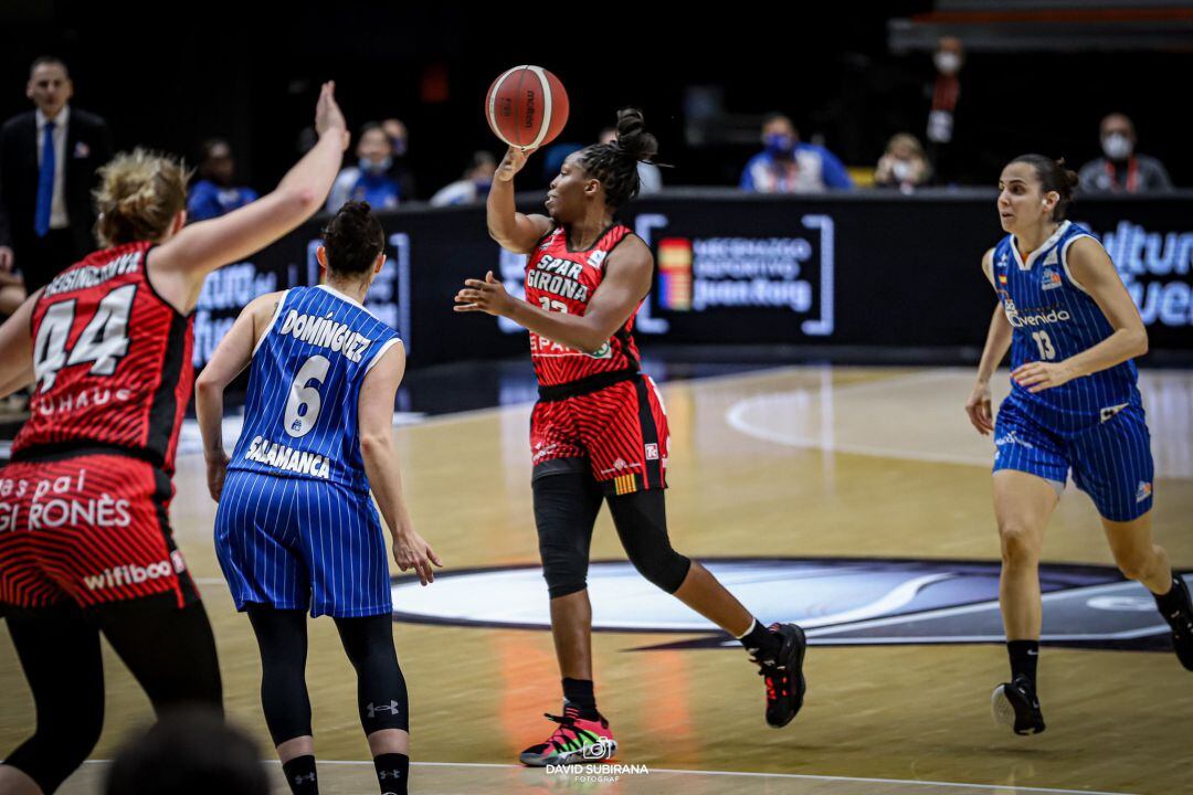 Chelsea Gray donant una assistència a Julia Reisingerová en la semifinal de Copa.