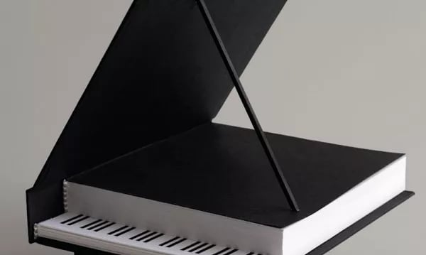 Un trampantojo para anunciar el certamen literario de Barbastro y Barbitania