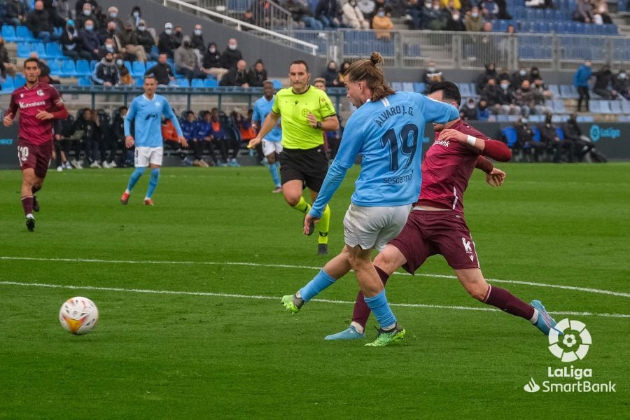 Jiménez anotando el seguno gol local en una imagen de La Liga