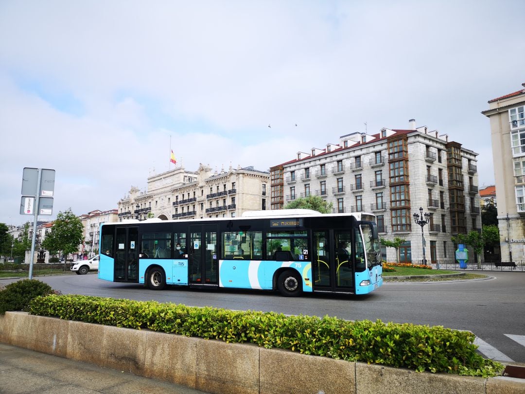 Autobús municipal circulando por Santander.