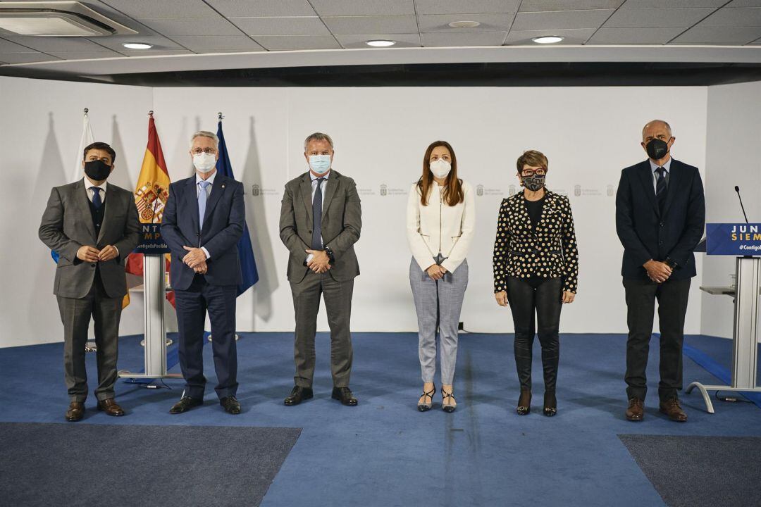 El presidente de la Cámara de Comercio de Lanzarote y La Graciosa, José Torres (el primero por la izquierda), en la firma del convenio con el Gobierno de Canarias.