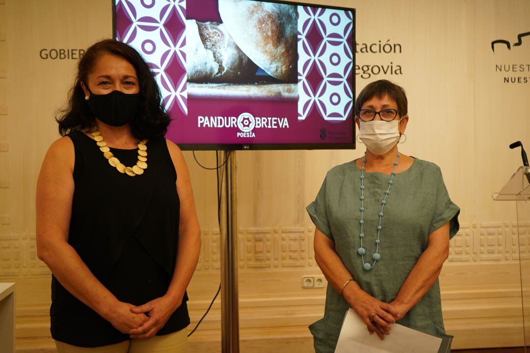 Pilar Martín, alcaldesa de Brieva (izq.) y Fuencisla Valverde, librera. 