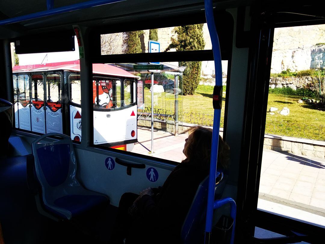 Imagen del tren, detenido en la parada de autobuses urbanos del paseo del Desengaño